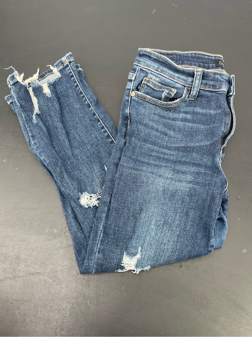 βοΈJudy Blue Medium-Dark Blue Distressed Cropped Jeans